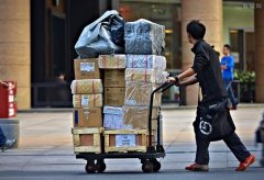 上海一快递员自掏7万元给人买物资 传递正能量很暖心